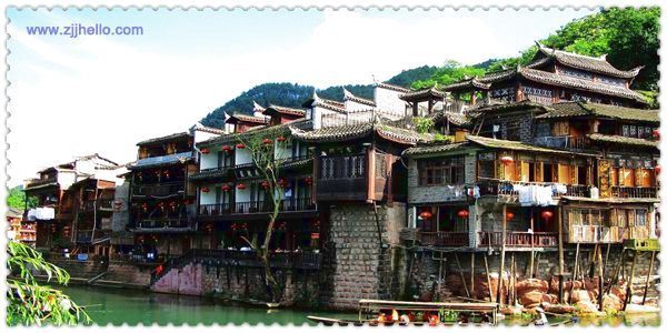 張家界、黃石寨、金鞭溪、袁家界、天子山、十里畫(huà)廊、黃龍洞、寶峰湖、天門(mén)山、鳳凰古城四日游