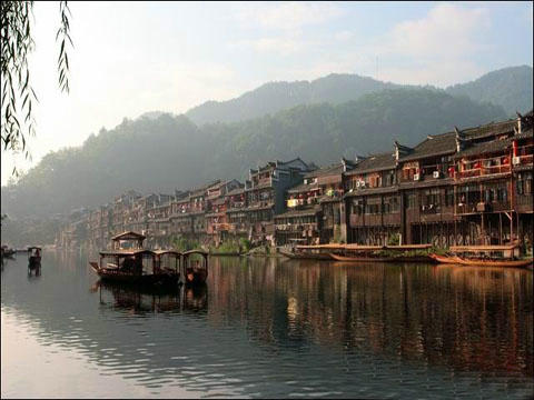 A線(xiàn)：猛洞河、芙蓉鎮(zhèn)、鳳凰、苗寨、張家界五日游